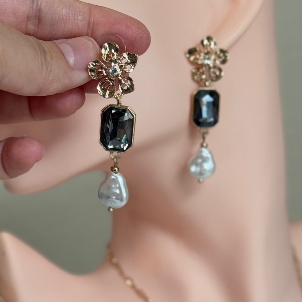 Elegant Gold and Black Drop Earrings - Picture 5 of 9